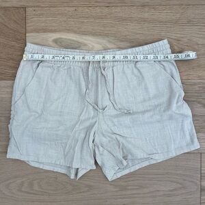 H&M Women’s Tan Linen Shorts - Size S